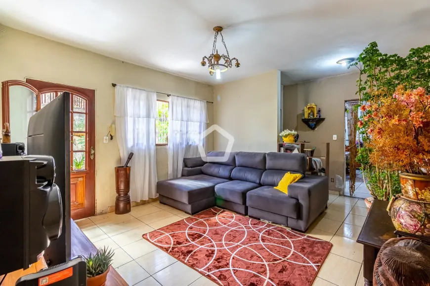Foto do imóvel - Casa à venda com 6 quartos, 3 suítes, 444 m², 3 banheiros e 1 vaga na garagem em