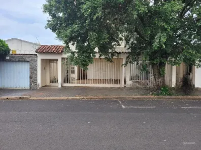Sobrado com 3 Quartos para alugar, 125m² no Umuarama, Uberlândia
