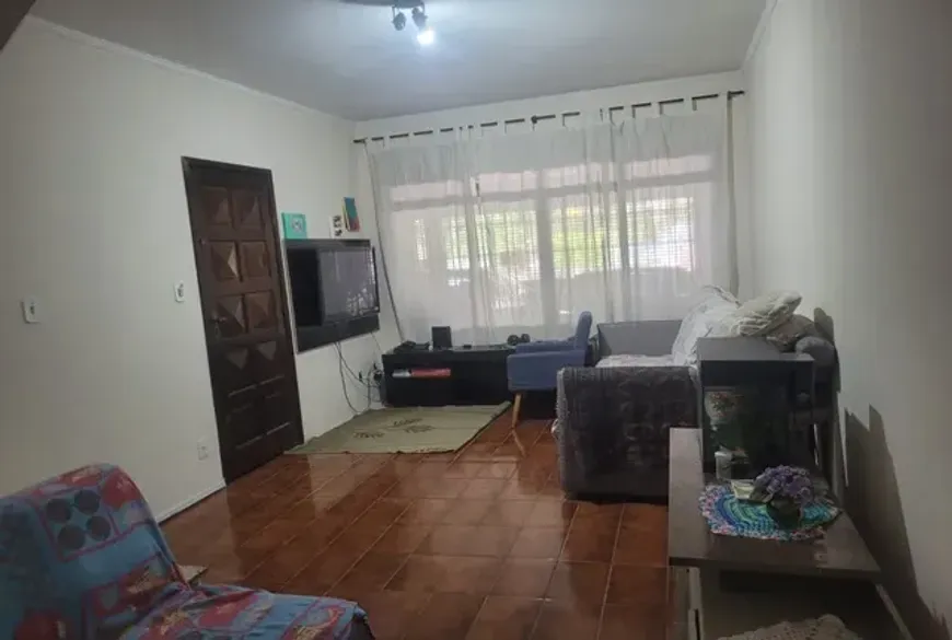 Foto do imóvel - Casa à venda com 3 quartos, 3 banheiros, 2 vagas na garagem, quintal e aceita animais próximo à.
