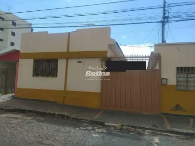 Casa com 2 Quartos para alugar, 70m² no Centro, Uberlândia