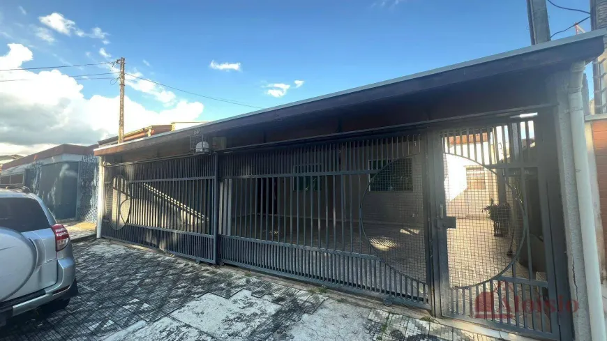 Foto do imóvel - Casa à venda com 3 quartos, 2 suítes, 250 m², 4 banheiros e 4 vagas na garagem em