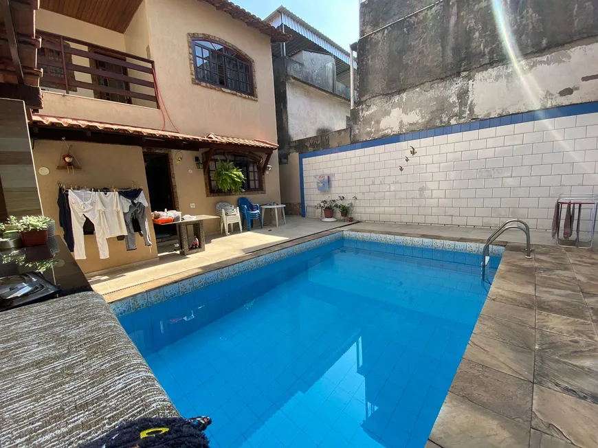 Foto do imóvel - Casa à venda com 4 quartos, 1 suíte, 195 m², 3 banheiros e 2 vagas na garagem em