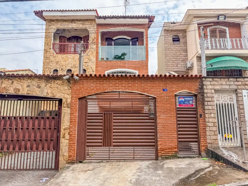 Foto do imóvel - Sobrado à venda com 3 quartos, 1 suíte, 3 banheiros e 3 vagas na garagem próximo à Estação.